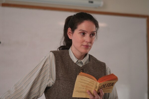 Eva Victor as Agnes reads Lolita (1955) - Filmotomy