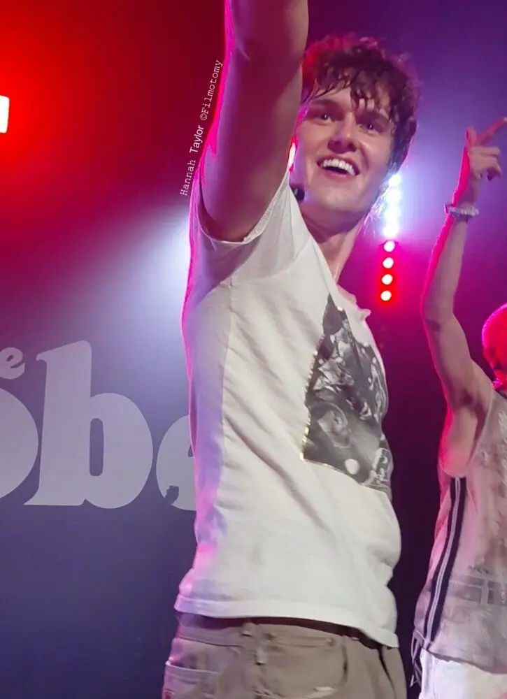 Olly Quinn on the dearALICE UK Tour 2025 - Filmotomy