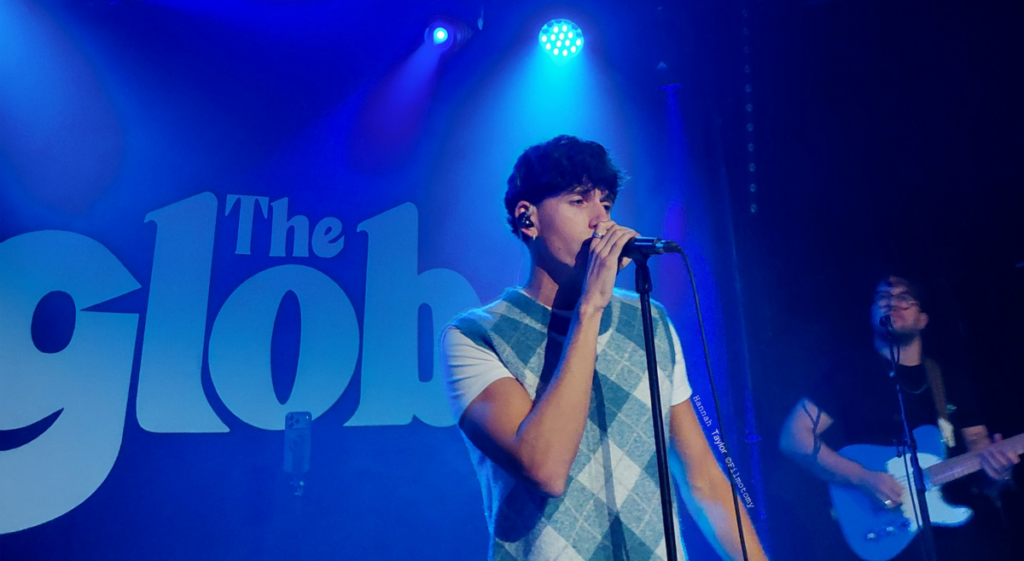 Tommy Lyon at The Globe, Cardiff on the dearALICE UK Tour 2025 - Filmotomy